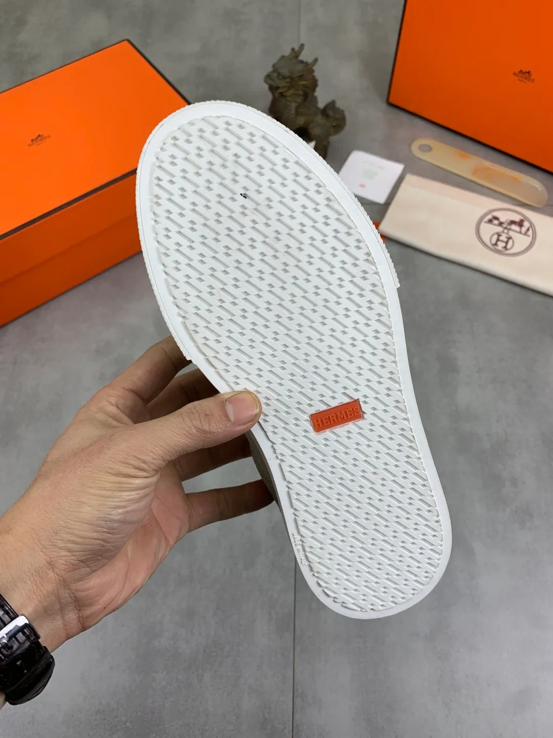 Men's men's shoes 💰P640 New Hermes top version Hermès classic couple style #𝐊𝐞𝐥𝐥𝐲 buckle casual white shoes skateboard shoes that will not conflict with shoes at all. Full of unknowns, Hermès rarely produces flat casual shoes and they are paired with classic palladium-plated Kelly shoe buckles! You'll fall in love with it at first sight. It's super versatile and can be worn with any skirt or pants. 🉑️Close your eyes and wear it. It's super noble. Fabric: Specific cowhide/canvas material. Lining: Sheepskin lining. Outsole: Original molded TPU outsole. Size: 35-45.